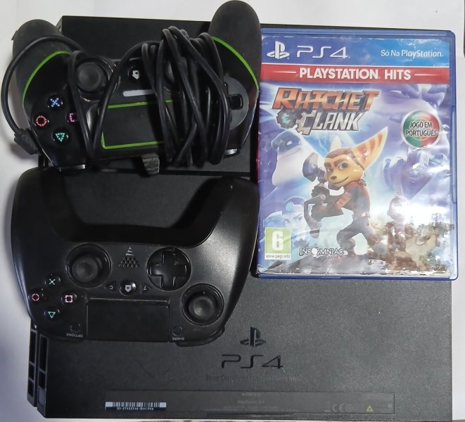 Consola PlayStation 4 com 2 comandos e jogos
